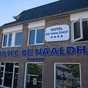 027 Bij het hotel aangekomen